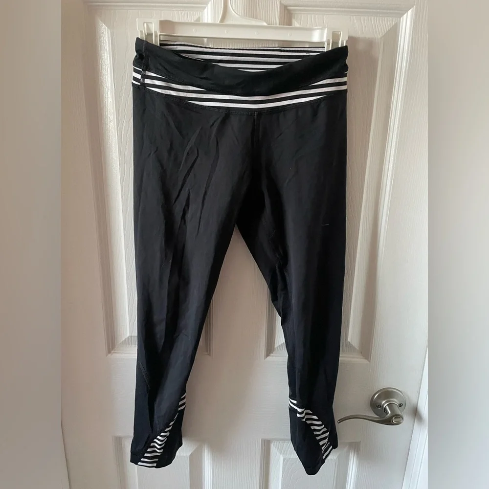 Lululemon Capri Legging Black Striped design size 4 small S
